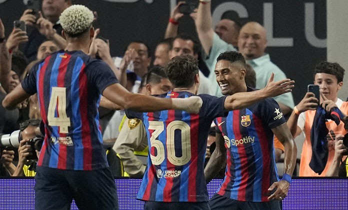 Rafinha aiuta il Barcellona a vincere